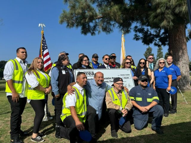 Serviço noturno de ônibus para trabalhadores do resort de Anaheim recebe apoio federal