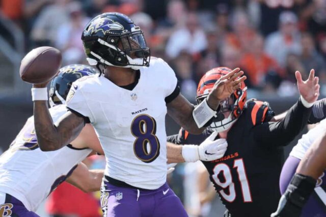 CINCINNATI, OHIO - OUTUBRO 06: Lamar Jackson # 8 do Baltimore Ravens lança um passe contra o Cincinnati Bengals durante o segundo quarto no Paycor Stadium em 06 de outubro de 2024 em Cincinnati, Ohio. 