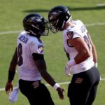 LANDOVER, MARYLAND - OUTUBRO 04: O tight end Mark Andrews # 89 do Baltimore Ravens comemora com o quarterback Lamar Jackson # 8 depois de receber um passe para touchdown no segundo tempo contra o Washington Football Team no FedExField em 04 de outubro de 2020 em Landover, Maryland.