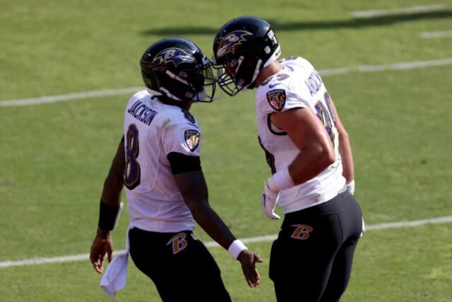 LANDOVER, MARYLAND - OUTUBRO 04: O tight end Mark Andrews # 89 do Baltimore Ravens comemora com o quarterback Lamar Jackson # 8 depois de receber um passe para touchdown no segundo tempo contra o Washington Football Team no FedExField em 04 de outubro de 2020 em Landover, Maryland.