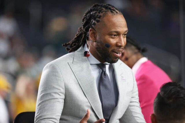 LAS VEGAS, NEVADA - OUTUBRO 09: O ex-jogador da NFL Larry Fitzgerald na cabine de transmissão antes de um jogo entre o Green Bay Packers e o Las Vegas Raiders no Allegiant Stadium em 09 de outubro de 2023 em Las Vegas, Nevada.