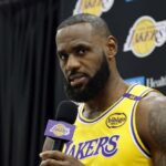 EL SEGUNDO, CALIFÓRNIA - 30 DE SETEMBRO: LeBron James nº 23 do Los Angeles Lakers fala durante um dia de mídia do Los Angeles Lakers no UCLA Health Training Center em 30 de setembro de 2024 em El Segundo, Califórnia. NOTA AO USUÁRIO: O Usuário reconhece e concorda expressamente que, ao baixar e/ou usar esta fotografia, o Usuário está concordando com os termos e condições do Contrato de Licença da Getty Images.