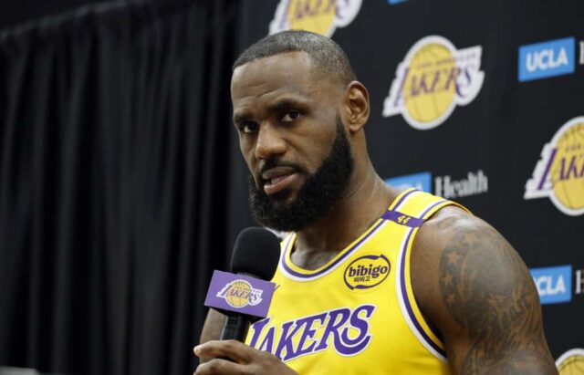 EL SEGUNDO, CALIFÓRNIA - 30 DE SETEMBRO: LeBron James nº 23 do Los Angeles Lakers fala durante um dia de mídia do Los Angeles Lakers no UCLA Health Training Center em 30 de setembro de 2024 em El Segundo, Califórnia. NOTA AO USUÁRIO: O Usuário reconhece e concorda expressamente que, ao baixar e/ou usar esta fotografia, o Usuário está concordando com os termos e condições do Contrato de Licença da Getty Images.