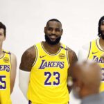 EL SEGUNDO, CALIFÓRNIA - 30 DE SETEMBRO: LeBron James #23, Austin Reaves #15 e Anthony Davis #3 do Los Angeles Lakers participam de um dia de mídia do Los Angeles Lakers no UCLA Health Training Center em 30 de setembro de 2024 em El Segundo, Califórnia. NOTA AO USUÁRIO: O Usuário reconhece e concorda expressamente que, ao baixar e/ou usar esta fotografia, o Usuário está concordando com os termos e condições do Contrato de Licença da Getty Images.