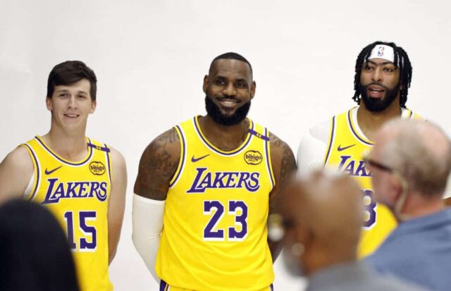 EL SEGUNDO, CALIFÓRNIA - 30 DE SETEMBRO: LeBron James #23, Austin Reaves #15 e Anthony Davis #3 do Los Angeles Lakers participam de um dia de mídia do Los Angeles Lakers no UCLA Health Training Center em 30 de setembro de 2024 em El Segundo, Califórnia. NOTA AO USUÁRIO: O Usuário reconhece e concorda expressamente que, ao baixar e/ou usar esta fotografia, o Usuário está concordando com os termos e condições do Contrato de Licença da Getty Images. 