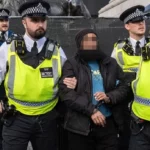 Manifestantes gritando 'Palestina livre' entram em confronto com a polícia durante protestos furiosos em Londres