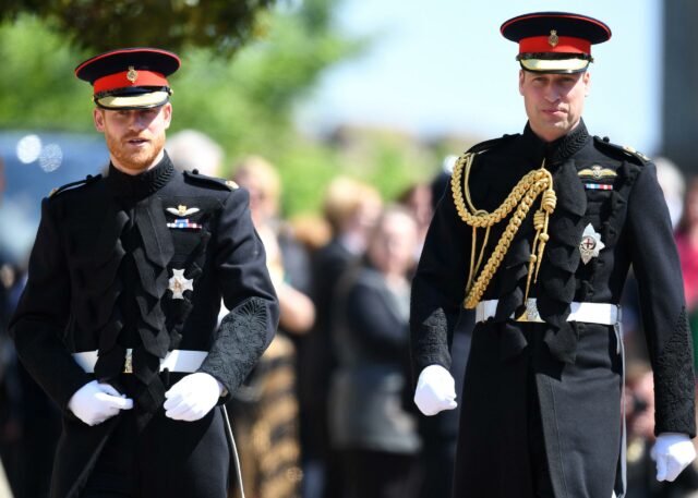 Príncipe Harry e Príncipe William são vistos chegando ao Castelo de Windsor para o casamento de Harry