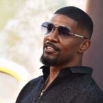 Jamie Foxx é visto em público devolvendo bolsa perdida para uma mulher após se recuperar de uma doença misteriosa