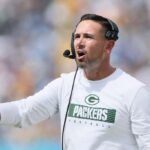 NASHVILLE, TENNESSEE - 22 DE SETEMBRO: Matt LaFleur, técnico do Green Bay Packers, reage contra o Tennessee Titans durante o segundo quarto no Nissan Stadium em 22 de setembro de 2024 em Nashville, Tennessee.