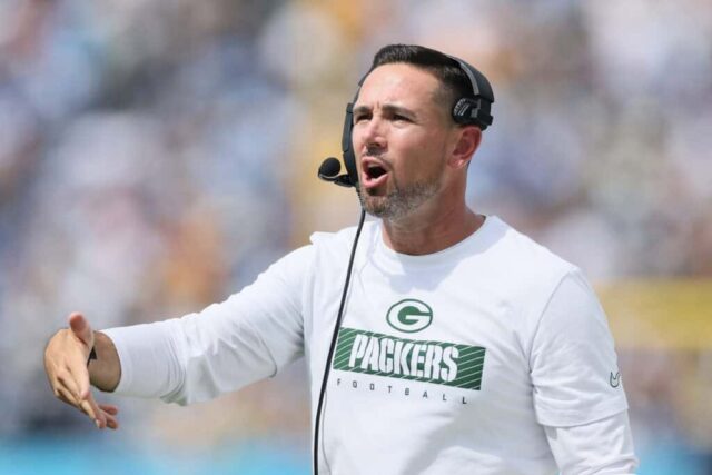 NASHVILLE, TENNESSEE - 22 DE SETEMBRO: Matt LaFleur, técnico do Green Bay Packers, reage contra o Tennessee Titans durante o segundo quarto no Nissan Stadium em 22 de setembro de 2024 em Nashville, Tennessee. 