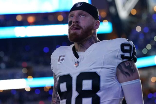 INDIANÁPOLIS, INDIAN - 31 DE DEZEMBRO: Maxx Crosby # 98 do Las Vegas Raiders observa antes do jogo contra o Indianapolis Colts no Lucas Oil Stadium em 31 de dezembro de 2023 em Indianápolis, Indiana.