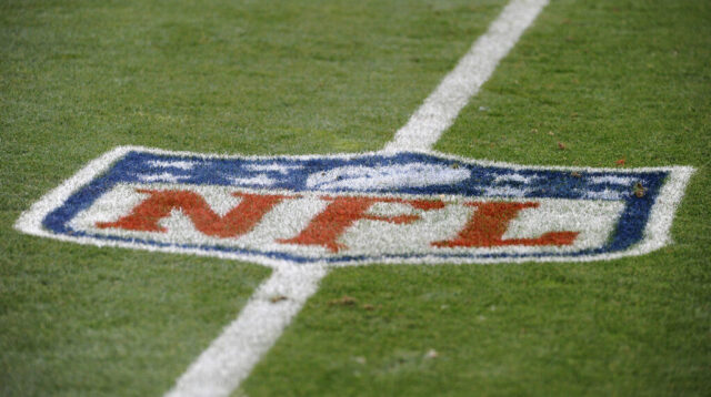 DENVER, CO - 27 DE AGOSTO: Uma visão geral de um logotipo da NFL em campo antes do jogo de pré-temporada entre o Seattle Seahawks e o Denver Broncos no Sports Authority Field em Mile High em 27 de agosto de 2011 em Denver, Colorado.