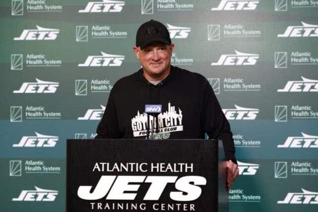 FLORHAM PARK, NOVA JERSEY - 21 DE MAIO: O coordenador ofensivo Nathaniel Hackett do New York Jets fala à mídia durante o treino fora de temporada do New York Jets OTA no Atlantic Health Jets Training Center em 21 de maio de 2024 em Florham Park, Nova Jersey.