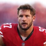 Nick Bosa #97 do San Francisco 49ers é visto em campo durante o aquecimento antes de um jogo contra o Dallas Cowboys no Levi's Stadium em 8 de outubro de 2023 em Santa Clara, Califórnia.