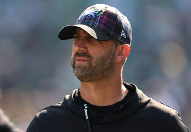 FILADÉLFIA, PENSILVÂNIA - 13 DE OUTUBRO: O técnico do Philadelphia Eagles, Nick Sirianni, observa antes do jogo contra o Cleveland Browns no Lincoln Financial Field em 13 de outubro de 2024 na Filadélfia, Pensilvânia. 