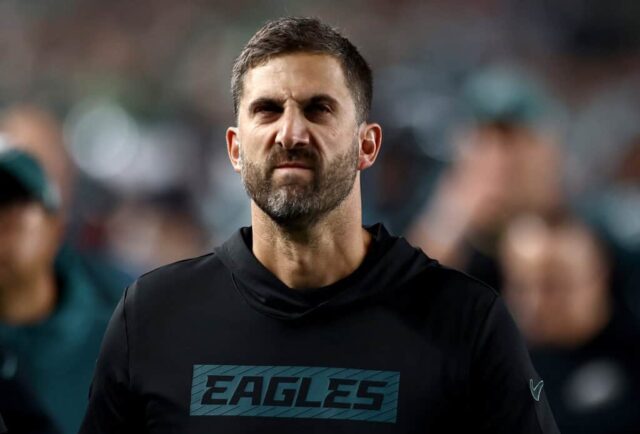 FILADÉLFIA, PENSILVÂNIA - 16 DE SETEMBRO: O técnico Nick Sirianni do Philadelphia Eagles sai de campo contra o Atlanta Falcons no final do primeiro tempo do jogo no Lincoln Financial Field em 16 de setembro de 2024 na Filadélfia, Pensilvânia. 