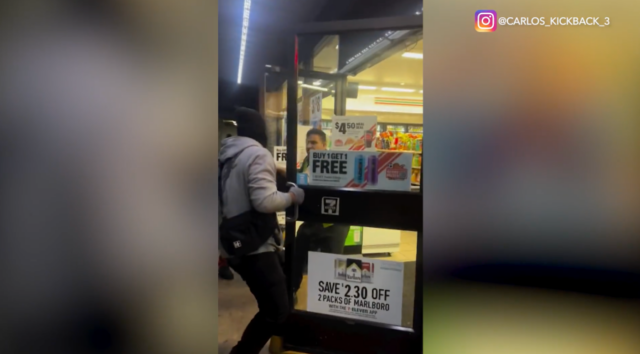 Assalto de flash mob em OC 7-Eleven