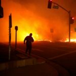 Nesta foto de 11 de outubro de 2019, um espectador observa o incêndio em Saddleridge em Sylmar, Califórnia (AP Photo/David Swanson)