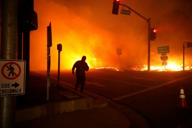 Nesta foto de 11 de outubro de 2019, um espectador observa o incêndio em Saddleridge em Sylmar, Califórnia (AP Photo/David Swanson)