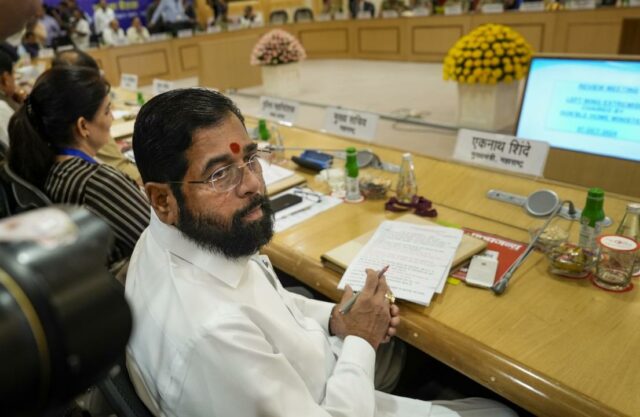 Eknath Shinde chega para participar de reunião com CMs de estados afetados pela LWE em Delhi