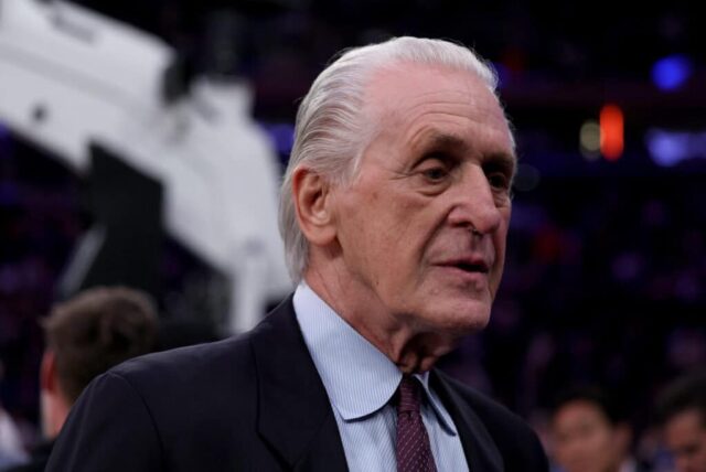 NOVA IORQUE, NOVA IORQUE - 02 DE MAIO: O presidente do Miami Heat, Pat Riley, passa pela quadra antes do início do segundo jogo das semifinais da Conferência Leste entre o New York Knicks e o Miami Heat no Madison Square Garden em 02 de maio de 2023 em Nova York Cidade. NOTA AO USUÁRIO: O Usuário reconhece e concorda expressamente que, ao baixar e/ou usar esta fotografia, o Usuário está concordando com os termos e condições do Contrato de Licença da Getty Images.