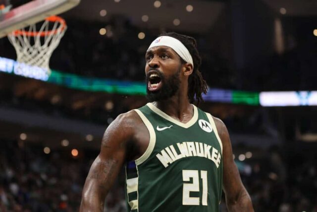 MILWAUKEE, WISCONSIN - 30 DE ABRIL: Patrick Beverley # 21 do Milwaukee Bucks reage a um placar durante a segunda metade do jogo cinco dos Playoffs da Primeira Rodada da Conferência Leste contra o Indiana Pacers no Fiserv Forum em 30 de abril de 2024 em Milwaukee, Wisconsin. NOTA AO USUÁRIO: O Usuário reconhece e concorda expressamente que, ao baixar e/ou usar esta fotografia, o Usuário está concordando com os termos e condições do Contrato de Licença da Getty Images.