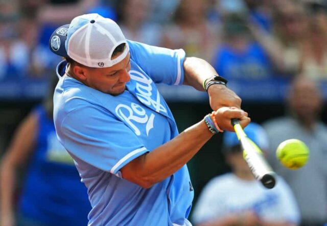 KANSAS CITY, MISSOURI - 02 DE JUNHO: O quarterback da NFL Patrick Mahomes durante o Big Slick Celebrity Softball Game antes de um jogo entre o Colorado Rockies e o Kansas City Royals no Kauffman Stadium em 2 de junho de 2023 em Kansas City, Missouri. 