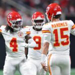 ATLANTA, GEÓRGIA - 22 DE SETEMBRO: Rashee Rice nº 4 do Kansas City Chiefs comemora um touchdown com Patrick Mahomes nº 15 e JuJu Smith-Schuster nº 9 durante o segundo quarto contra o Atlanta Falcons no Mercedes-Benz Stadium em 22 de setembro de 2024 em Atlanta, Geórgia.