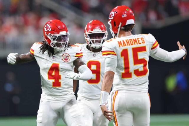 ATLANTA, GEÓRGIA - 22 DE SETEMBRO: Rashee Rice nº 4 do Kansas City Chiefs comemora um touchdown com Patrick Mahomes nº 15 e JuJu Smith-Schuster nº 9 durante o segundo quarto contra o Atlanta Falcons no Mercedes-Benz Stadium em 22 de setembro de 2024 em Atlanta, Geórgia. 