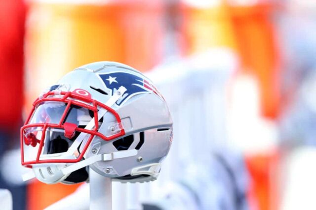 Vista de um capacete do New England Patriots no banco durante o jogo entre o New England Patriots e o Miami Dolphins no Gillette Stadium em 29 de dezembro de 2019 em Foxborough, Massachusetts.