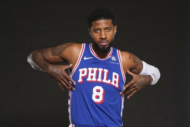 CAMDEN, NOVA JERSEY - 30 DE SETEMBRO: Paul George nº 8 do Philadelphia 76ers posa para uma foto no media day no 76ers Training Complex em 30 de setembro de 2024 em Camden, Nova Jersey. NOTA AO USUÁRIO: O Usuário reconhece e concorda expressamente que, ao baixar e/ou usar esta fotografia, o Usuário está concordando com os termos e condições do Contrato de Licença da Getty Images. 