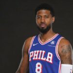 CAMDEN, NOVA JERSEY - 30 DE SETEMBRO: Paul George nº 8 do Philadelphia 76ers posa para uma foto no media day no 76ers Training Complex em 30 de setembro de 2024 em Camden, Nova Jersey. NOTA AO USUÁRIO: O Usuário reconhece e concorda expressamente que, ao baixar e/ou usar esta fotografia, o Usuário está concordando com os termos e condições do Contrato de Licença da Getty Images.