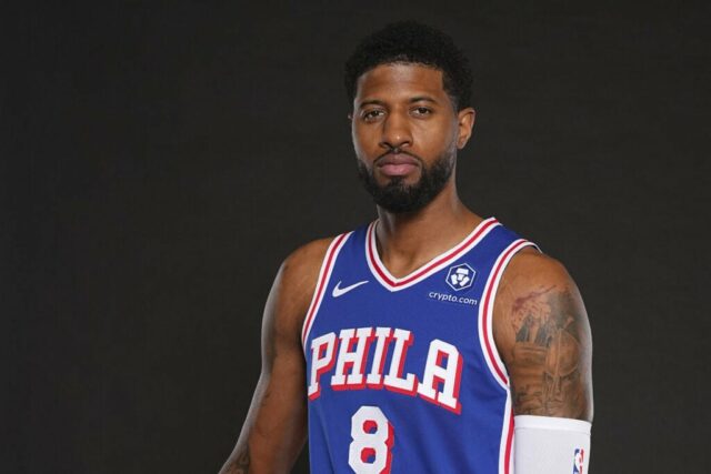 CAMDEN, NOVA JERSEY - 30 DE SETEMBRO: Paul George nº 8 do Philadelphia 76ers posa para uma foto no media day no 76ers Training Complex em 30 de setembro de 2024 em Camden, Nova Jersey. NOTA AO USUÁRIO: O Usuário reconhece e concorda expressamente que, ao baixar e/ou usar esta fotografia, o Usuário está concordando com os termos e condições do Contrato de Licença da Getty Images. 