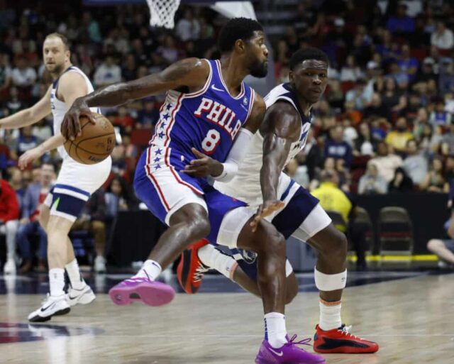 DES MOINES, IOWA - 11 DE OUTUBRO: Paul George nº 8 do Philadelphia 76ers conduz a bola enquanto Anthony Edwards nº 5 do Minnesota Timberwolves o pressiona no primeiro tempo durante um jogo de pré-temporada na Wells Fargo Arena em 11 de outubro, 2024, em Des Moines, Iowa. NOTA AO USUÁRIO: O usuário reconhece e concorda expressamente que, ao baixar e/ou usar esta fotografia, o usuário concorda com os termos e condições do Contrato de Licença da Getty Images