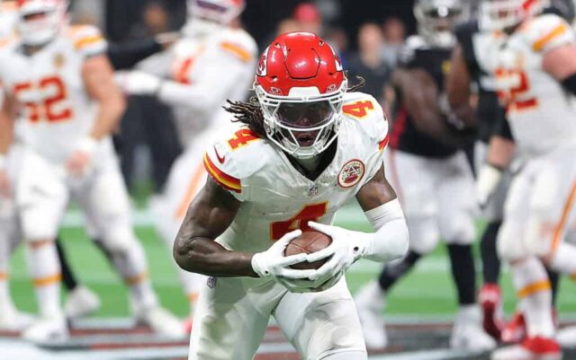 ATLANTA, GEÓRGIA - 22 DE SETEMBRO: Rashee Rice nº 4 do Kansas City Chiefs corre contra o Atlanta Falcons durante o segundo quarto no Mercedes-Benz Stadium em 22 de setembro de 2024 em Atlanta, Geórgia.