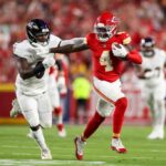 KANSAS CITY, MISSOURI - 05 DE SETEMBRO: Rashee Rice nº 4 do Kansas City Chiefs corre a bola contra Roquan Smith nº 0 do Baltimore Ravens durante o primeiro quarto no GEHA Field no Arrowhead Stadium em 05 de setembro de 2024 em Kansas City, Missouri.