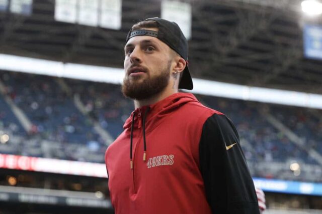 SEATTLE, WASHINGTON - 10 DE OUTUBRO: Ricky Pearsall # 14 do San Francisco 49ers observa antes de um jogo contra o Seattle Seahawks no Lumen Field em 10 de outubro de 2024 em Seattle, Washington.