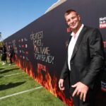 INGLEWOOD, CALIFÓRNIA - 05 DE MAIO: Rob Gronkowski participa do GROAT The Greatest Roast Of All Time: Tom Brady for the Netflix is ​​a Joke Festival no The Kia Forum em 05 de maio de 2024 em Inglewood, Califórnia.