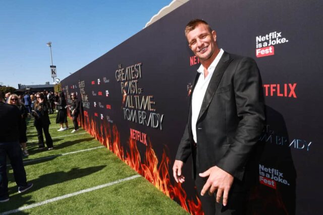 INGLEWOOD, CALIFÓRNIA - 05 DE MAIO: Rob Gronkowski participa do GROAT The Greatest Roast Of All Time: Tom Brady for the Netflix is ​​a Joke Festival no The Kia Forum em 05 de maio de 2024 em Inglewood, Califórnia.