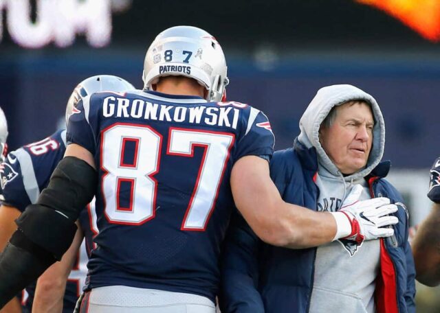 FOXBORO, MA - 26 DE NOVEMBRO: Rob Gronkowski nº 87 do New England Patriots reage com o técnico Bill Belichick após receber um passe para touchdown durante o terceiro quarto de um jogo contra o Miami Dolphins no Gillette Stadium em 26 de novembro de 2017 em Foxboro, Massachusetts .