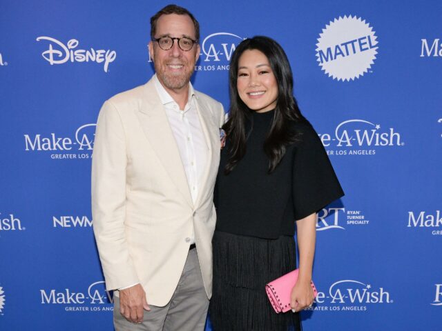 Rob Minkoff e Crystal Kung Minkoff na Make-A-Wish Los Angeles ''Wish Gala 2023''