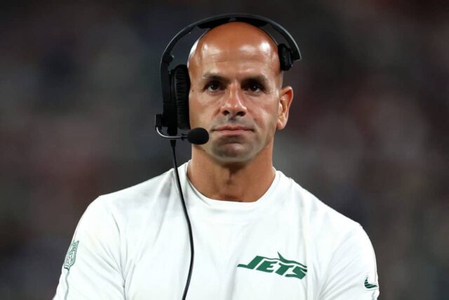 EAST RUTHERFORD, NOVA JERSEY - 24 DE AGOSTO: Robert Saleh do New York Jets enfrenta o New York Giants durante o primeiro quarto de um jogo de pré-temporada no MetLife Stadium em 24 de agosto de 2024 em East Rutherford, Nova Jersey.