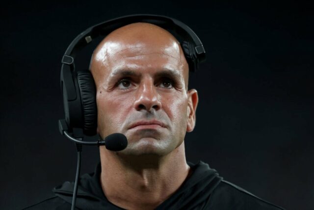 EAST RUTHERFORD, NOVA JERSEY - 19 DE SETEMBRO: O técnico Robert Saleh do New York Jets enfrenta o New England Patriots durante o segundo quarto do jogo no MetLife Stadium em 19 de setembro de 2024 em East Rutherford, Nova Jersey. 