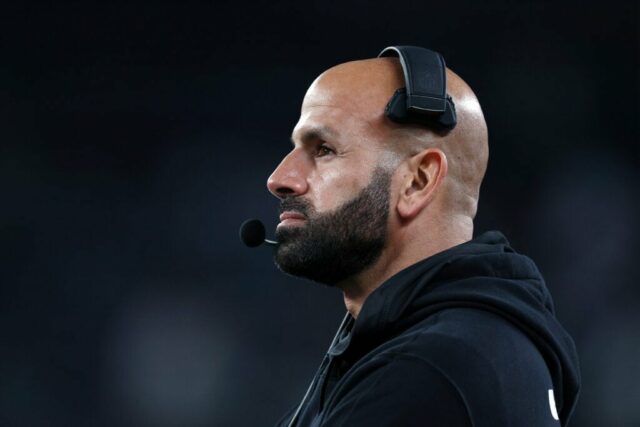 EAST RUTHERFORD, NOVA JERSEY - 06 DE NOVEMBRO: O técnico Robert Saleh do New York Jets reage durante o quarto período contra o Los Angeles Chargers no MetLife Stadium em 06 de novembro de 2023 em East Rutherford, Nova Jersey.