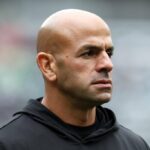 O técnico Robert Saleh, do New York Jets, observa antes de um jogo contra o New England Patriots no MetLife Stadium em 24 de setembro de 2023 em East Rutherford, Nova Jersey.