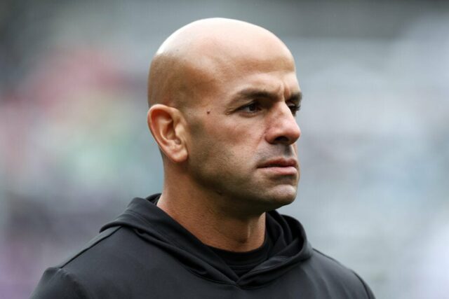 O técnico Robert Saleh, do New York Jets, observa antes de um jogo contra o New England Patriots no MetLife Stadium em 24 de setembro de 2023 em East Rutherford, Nova Jersey.