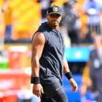 PITTSBURGH, PENSILVÂNIA - 22 DE SETEMBRO: O quarterback Russell Wilson nº 3 do Pittsburgh Steelers observa durante os aquecimentos antes do jogo antes de um jogo contra o Los Angeles Chargers no Acrisure Stadium em 22 de setembro de 2024 em Pittsburgh, Pensilvânia.