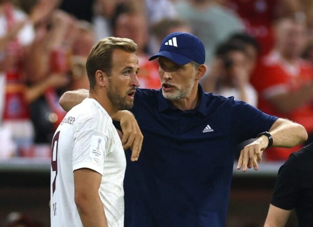 O técnico do Bayern de Munique, Thomas Tuchel, dá instruções a Harry Kane antes de ele entrar como reserva