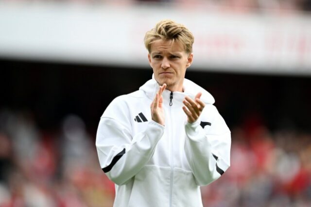 Martin Odegaard, do Arsenal, aplaude os torcedores após a partida da Premier League entre Arsenal FC e Brighton & Hove Albion FC no Emirates Stadium em 31 de agosto de 2024 em Londres, Inglaterra. 