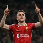 O atacante português nº 20 do Liverpool, Diogo Jota, comemora depois de marcar um gol durante a partida de futebol da terceira rodada da Copa da Liga Inglesa entre Liverpool e West Ham United em Anfield, em Liverpool, noroeste da Inglaterra, em 25 de setembro de 2024.